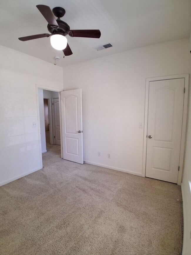 Building Photo - Desirable Clovis Single-Level Home: 3-bedroom, 2-bathroom