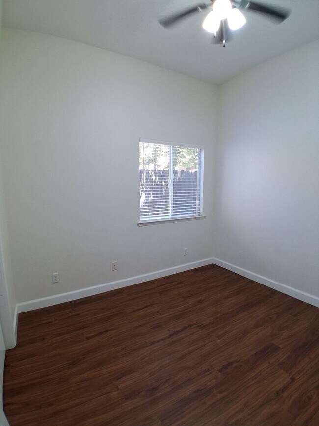 Building Photo - 10374 N Sierra Vista Ave
