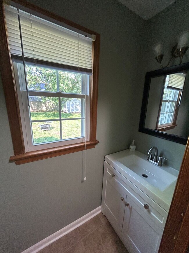 Building Photo - 4BD/2.5BA in Albemarle Acres Neighborhood ...