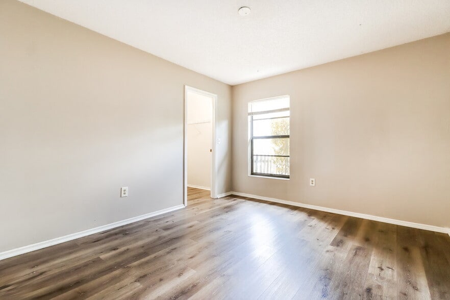 Building Photo - 2225 Hidden Meadows Dr E