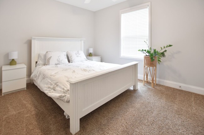 Building Photo - Pet Friendly Three Bedroom!