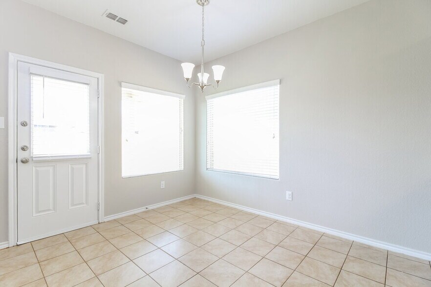 Building Photo - 1720 Kings Glen Ln