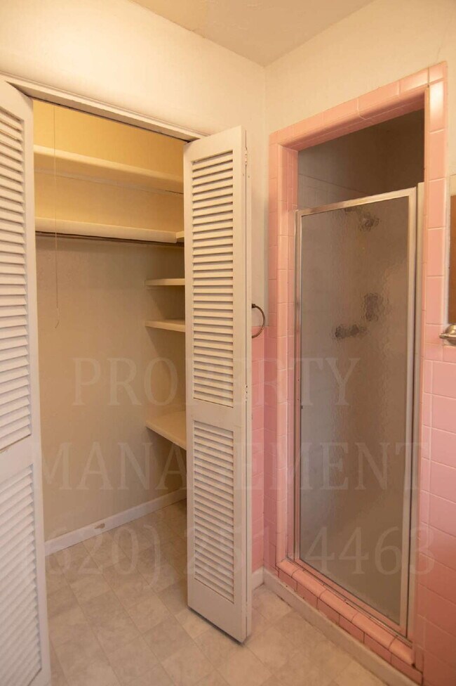 Building Photo - 3 Bedroom 2 Bath