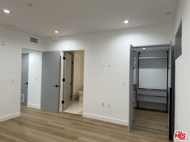 Building Photo - 9842 Vidor Dr