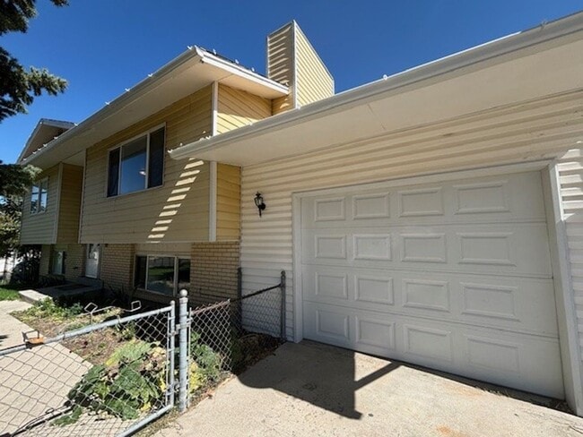 Building Photo - Beautiful Home with Nice Fenced Yard - 1 C...