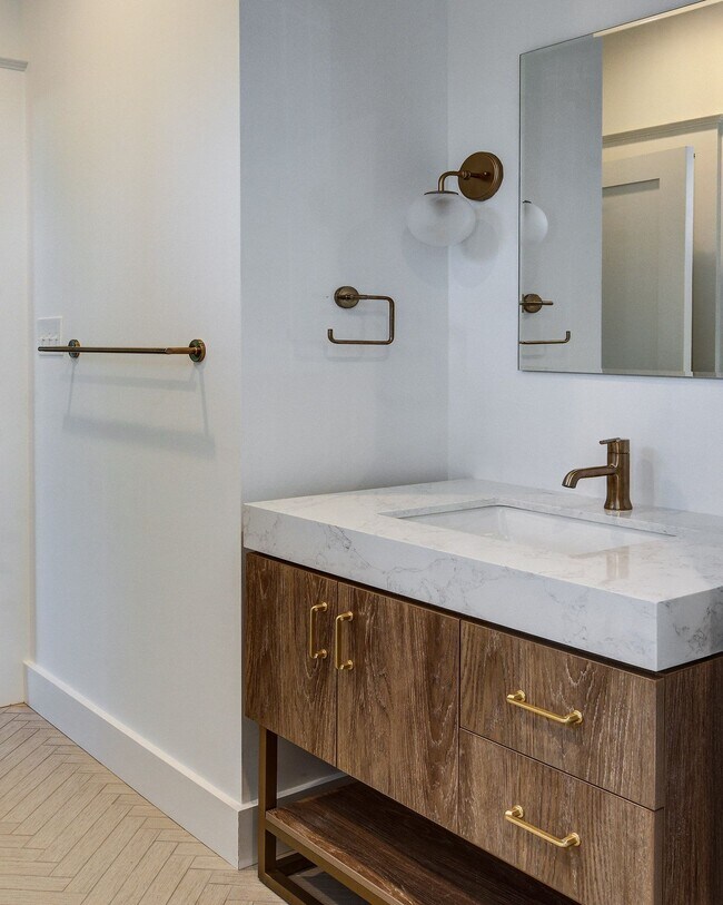 Building Photo - 20 E Redman Ave