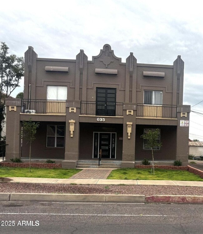 Building Photo - 633 E 9th St