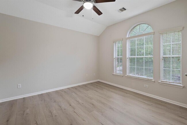 Building Photo - 18 N Queenscliff Cir