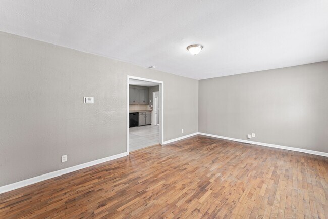 Building Photo - 2 Bedroom Home with Spacious Fenced In Yard!  1st Month's Rent is Free!*