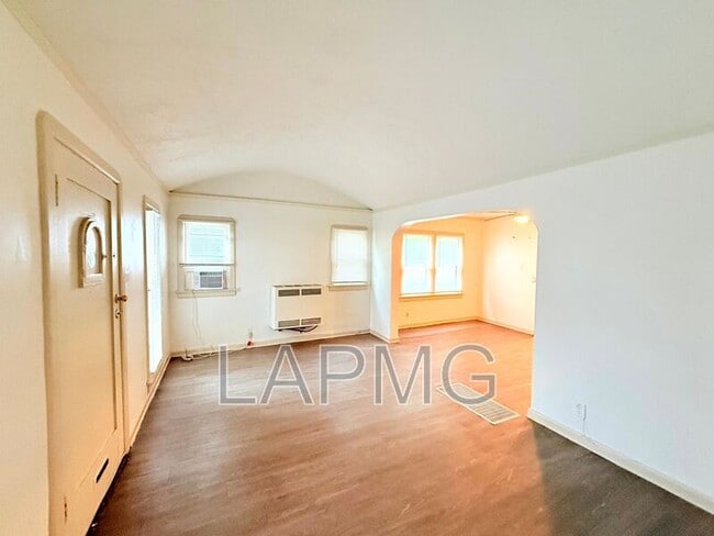 Building Photo - 614-614 N Poinsettia Pl