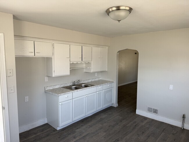 Building Photo - 2704 W Garden St