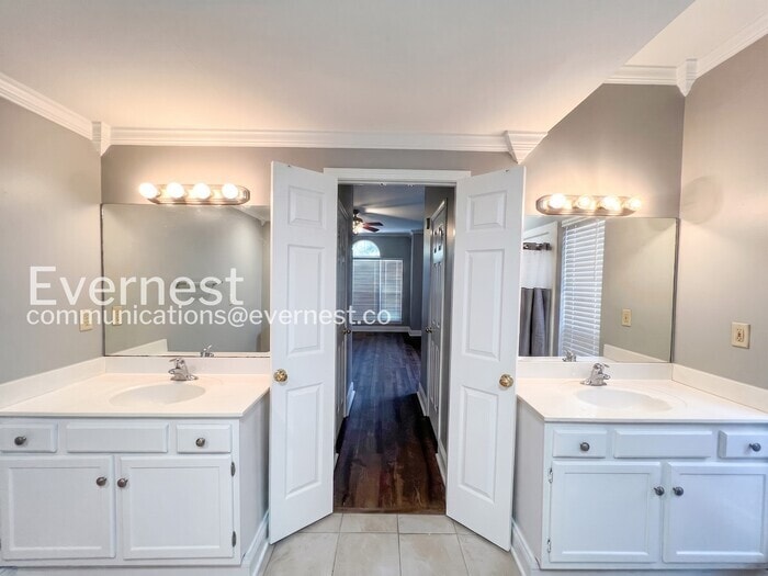 Building Photo - 7900 Hunter's Crossing