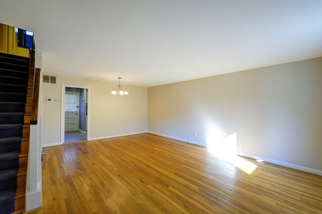 Building Photo - Well Maintained 3BR/2.5BA Home in Silver Spring