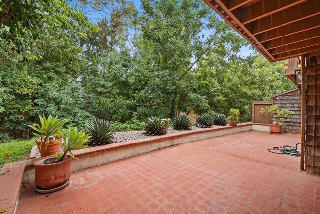 Building Photo - Beautiful four bedroom, three bath, townhouse available for rent. A must see.