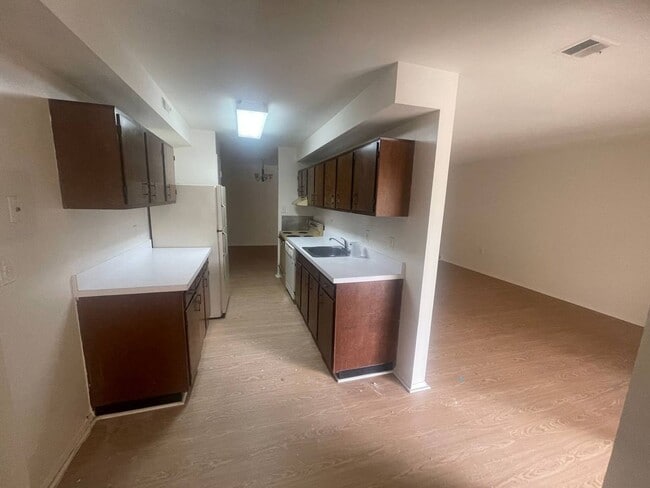 Building Photo - PRICE REDUCTION AS OF 01/2026! Conveniently Located Gaithersburg 3 Bed/2 Bath Condo, Minutes away...