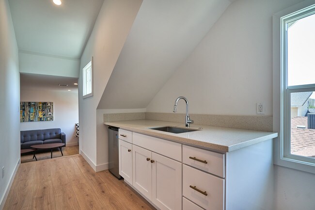 Building Photo - 152 S Serrano-2A