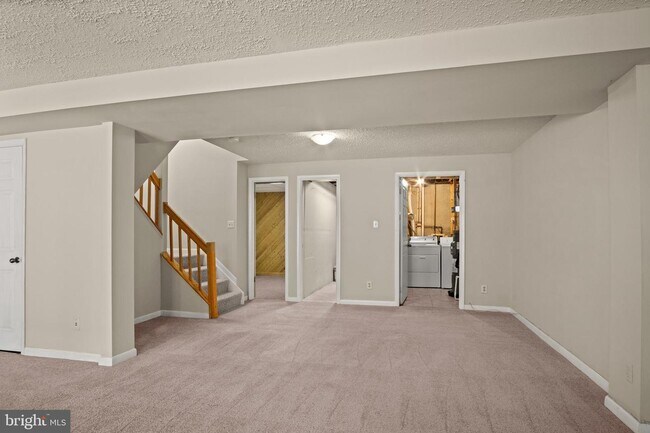 Building Photo - Charming Townhome with Modern Amenities