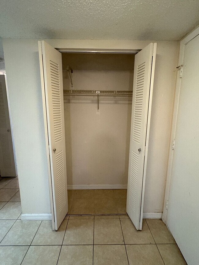 Building Photo - Top-Floor 2 Bed / 2 Bath Condo in Sought-A...