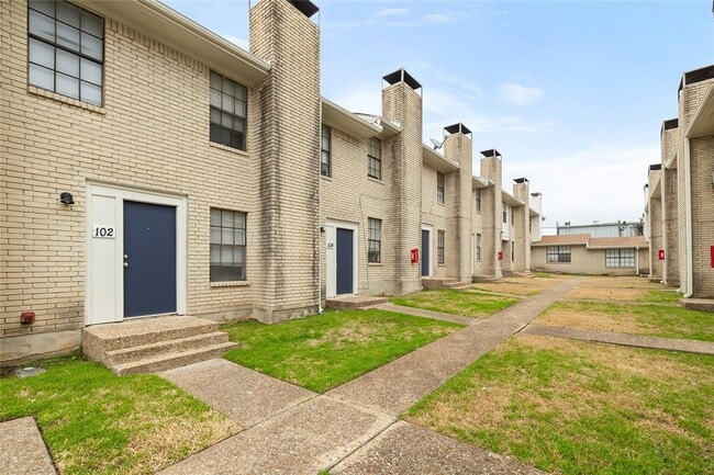 Building Photo - 210 W Lake Dr