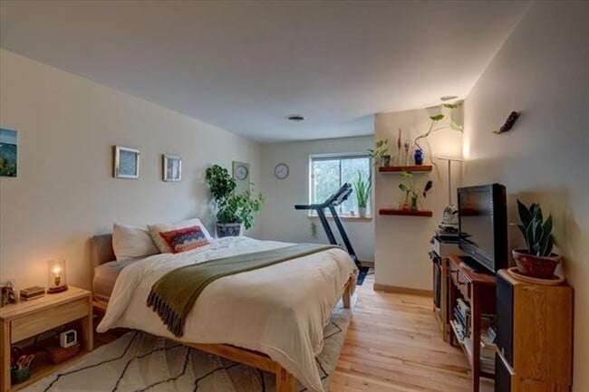Building Photo - 2 Bedroom with Den