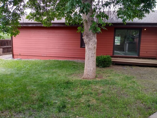 Building Photo - Charming 2 Bedroom 2 Bath w/ Large Yard, 1 Car Garage and Central Air/Heat