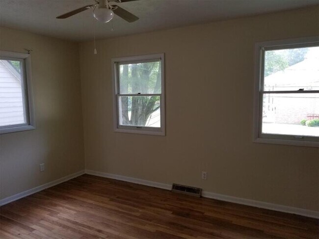 Building Photo - 1245 Overbrook Dr