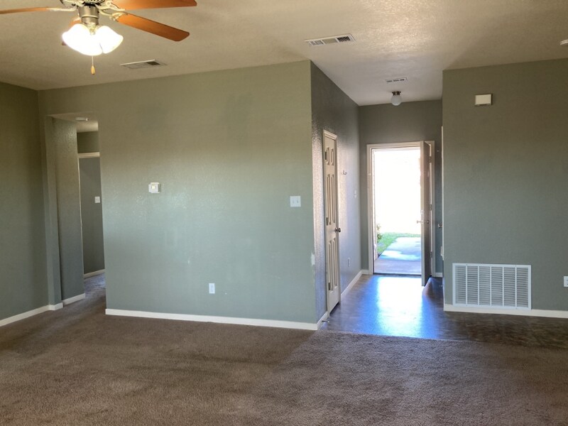 Building Photo - 2706 Tara Dr