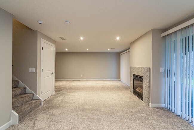 lower walk out basement / 3rd bed or den - 746 Hilltop Ln