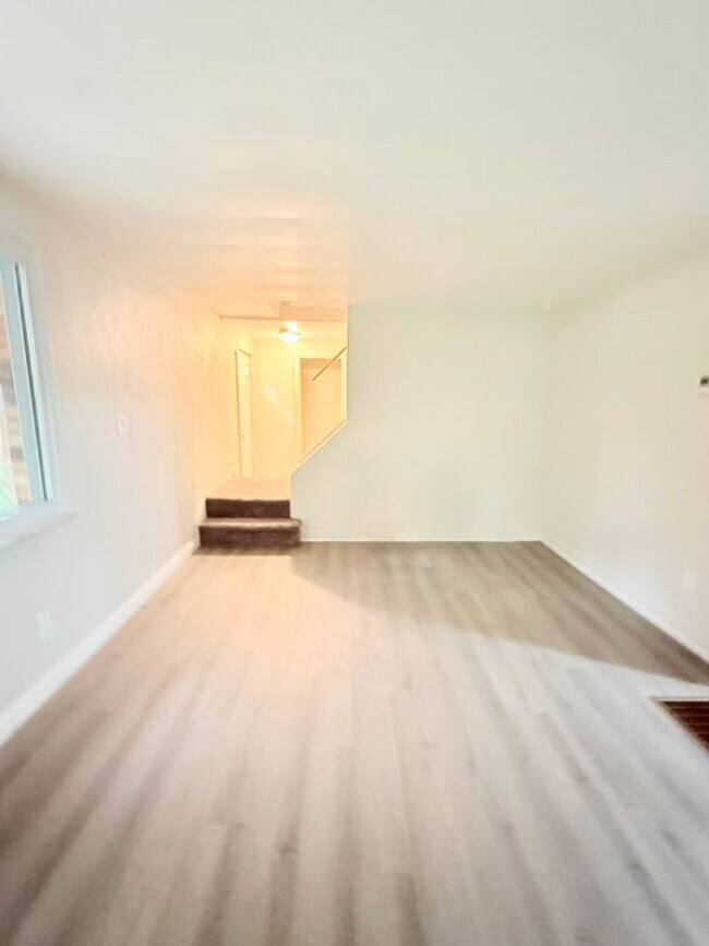 Building Photo - 472-474 Guylyn Dr