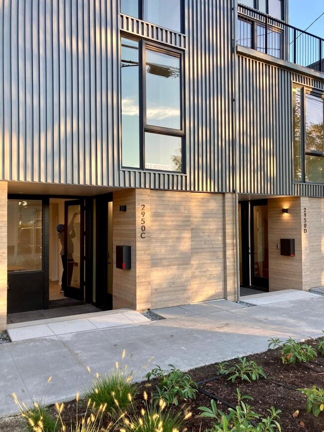 Building Photo - 2950 Fairview Ave E