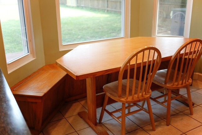 Building Photo - Modern Comfort in a Peaceful Setting – 4BR...