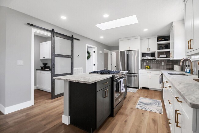 Building Photo - Immaculate, fully furnished property with lake views. Available for 6 to 12 month lease