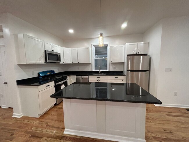 Building Photo - Stunning 5-Bedroom Home 2 Bathroom Single ...