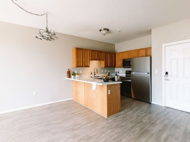 Building Photo - Bright 2BR + Pool/Hot Tub - Balcony in West Valley City