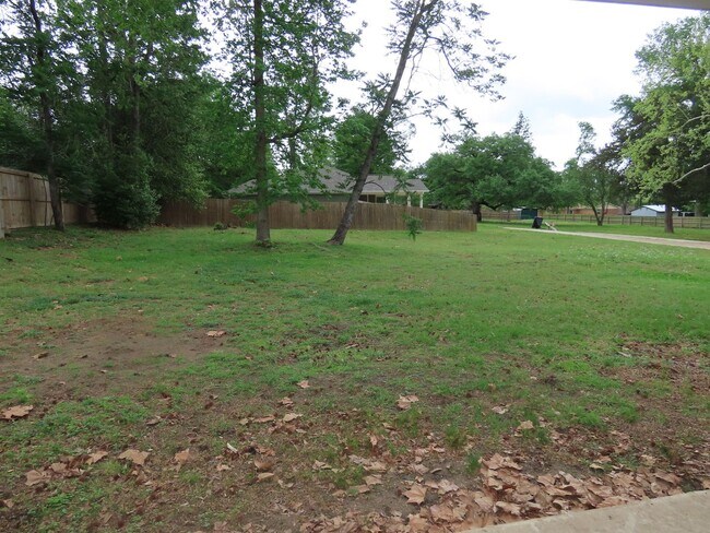 Building Photo - Charming 3 Bedroom, 2 Bath Home w/Den!