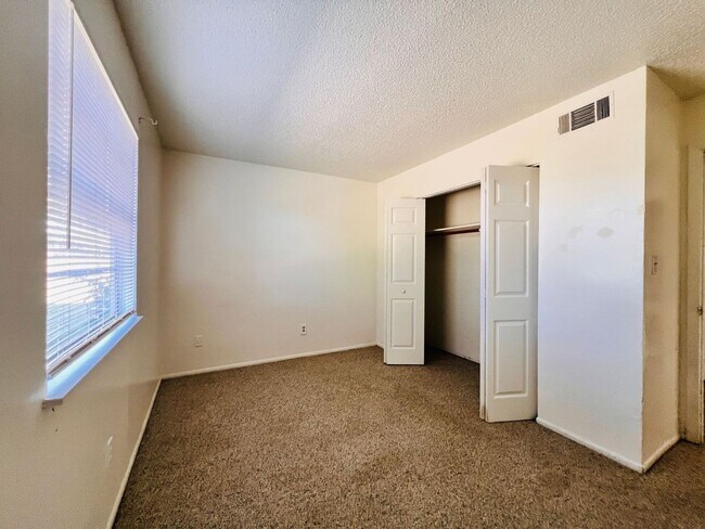 Building Photo - KNOX I