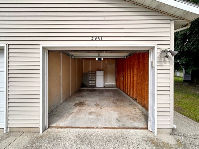 Building Photo - Four Bedroom Duplex in Cascade