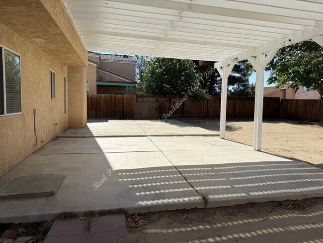 Building Photo - *** Please call us @ 661-266-1400 for info...