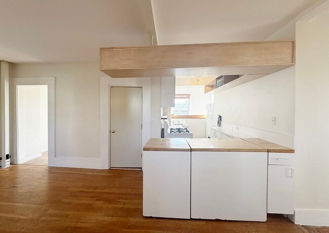 Building Photo - 253 Webster St
