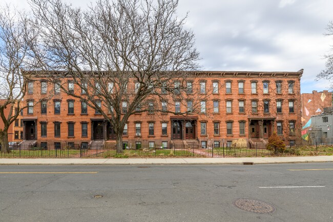 Building Photo - 58 Buckingham St