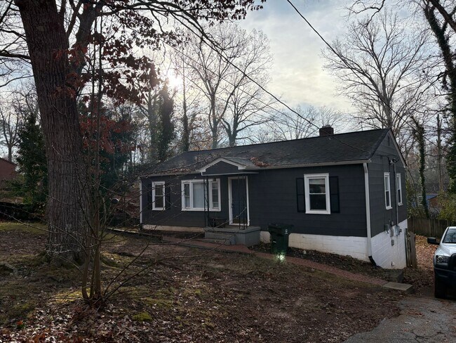 Building Photo - 4 Bedroom 2 Bath Bungalow home in Greenville