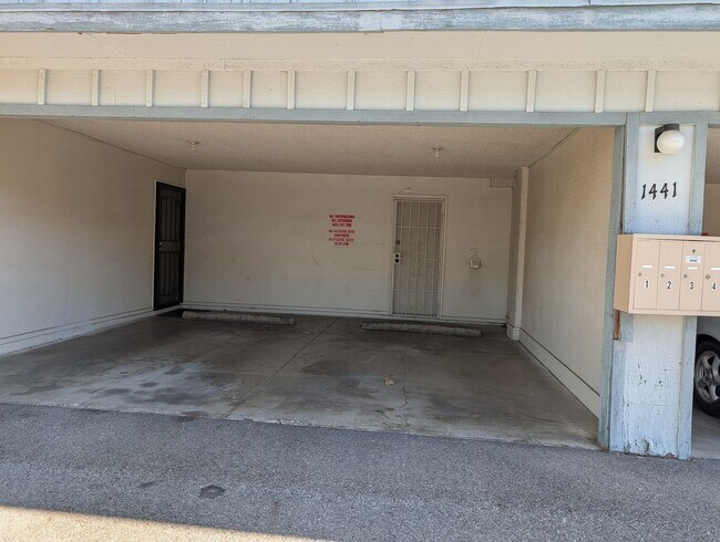 Building Photo - Central Las Vegas Condo Close to UNLV