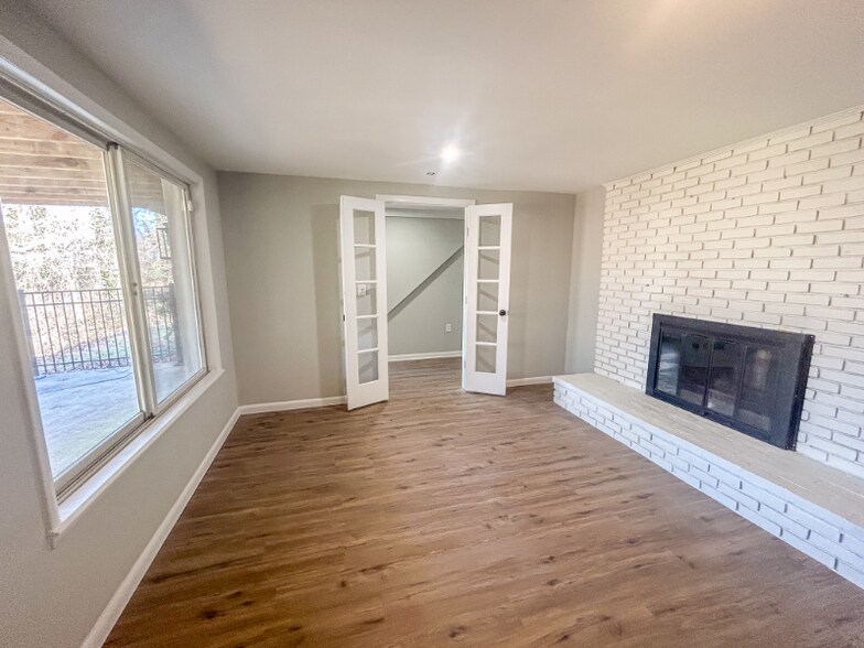 Building Photo - 15 Sloan Ln