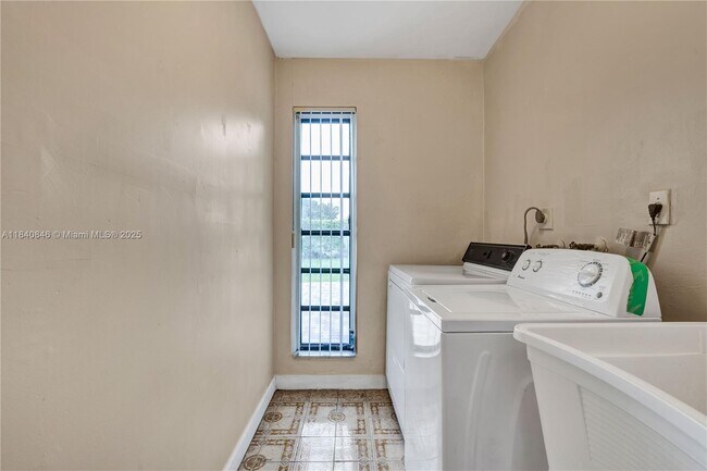Building Photo - 8825-8885 SW 85th Ave