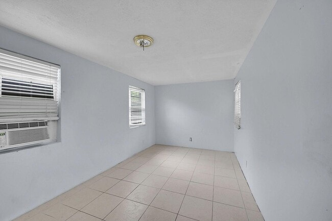 Building Photo - 1645 W 31st St