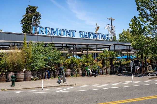 Building Photo - Welcome Home Modern Townhome in the heart of Freemont