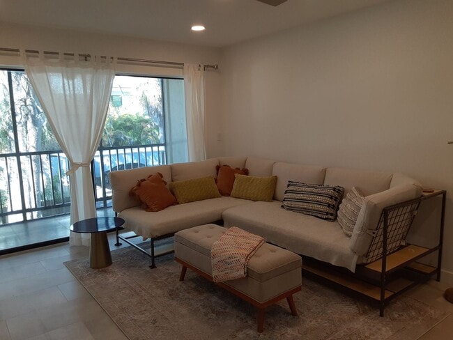 Building Photo - Seasonal-Beautifully renovated top floor 2/2 condo downtown Sarasota.