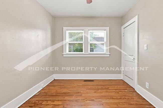Building Photo - Spacious Home with Central AC and Washer/Dryer
