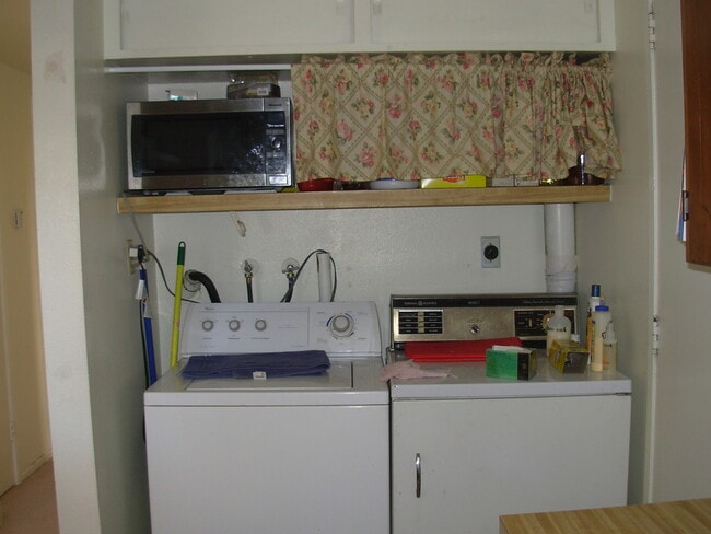 Building Photo - 2 bedroom and 1.5 bath house in Los Osos