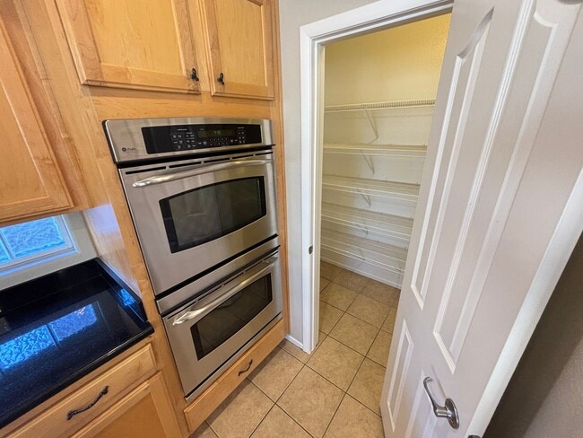 Building Photo - Gorgeous 6Bed/5Bath/4Car, 2-Story Home located in the Mountains Edge